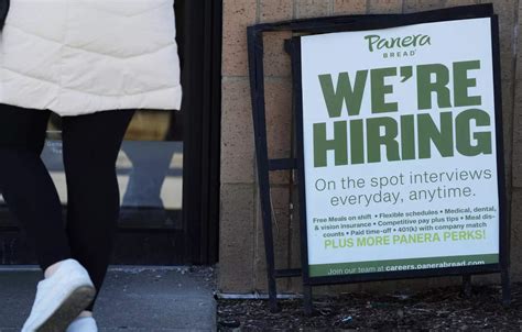 US jobless claims inch down as labor market remains tight
